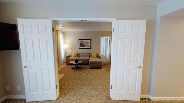 Chase Suites Hotel In Newark image 10