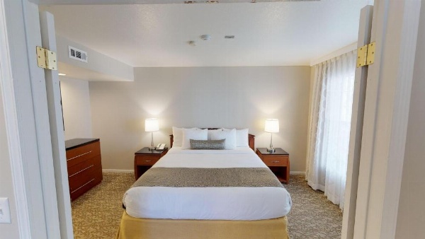Chase Suites Hotel In Newark image 21