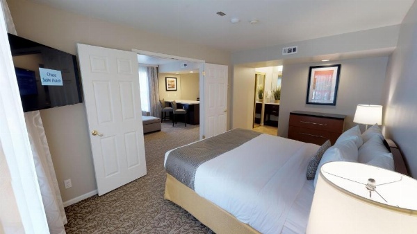 Chase Suites Hotel In Newark image 23